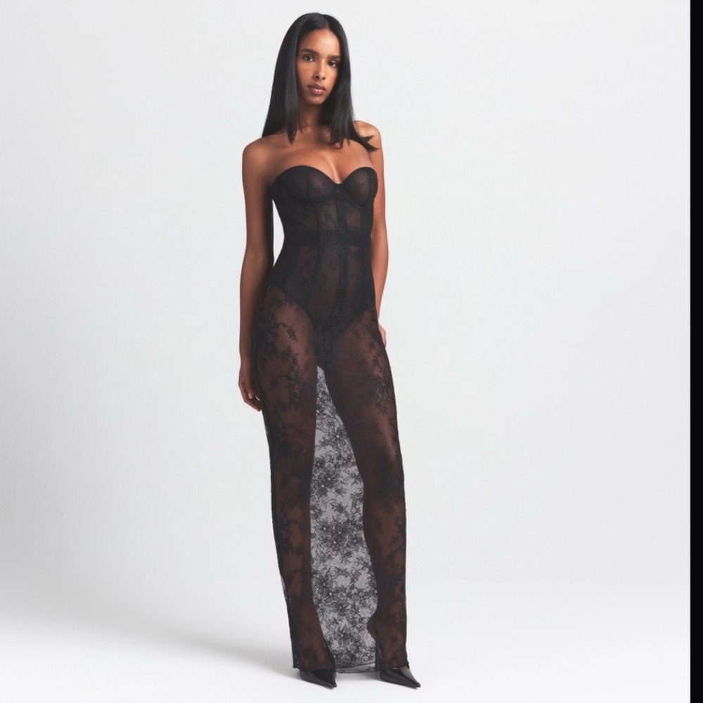 SMALL SKIMS Ultra Fine Lace Strapless
Corset Dress